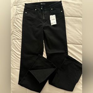 NWT- High rise Zara Jeans with slit on the bottom (very trendy and stretchy)